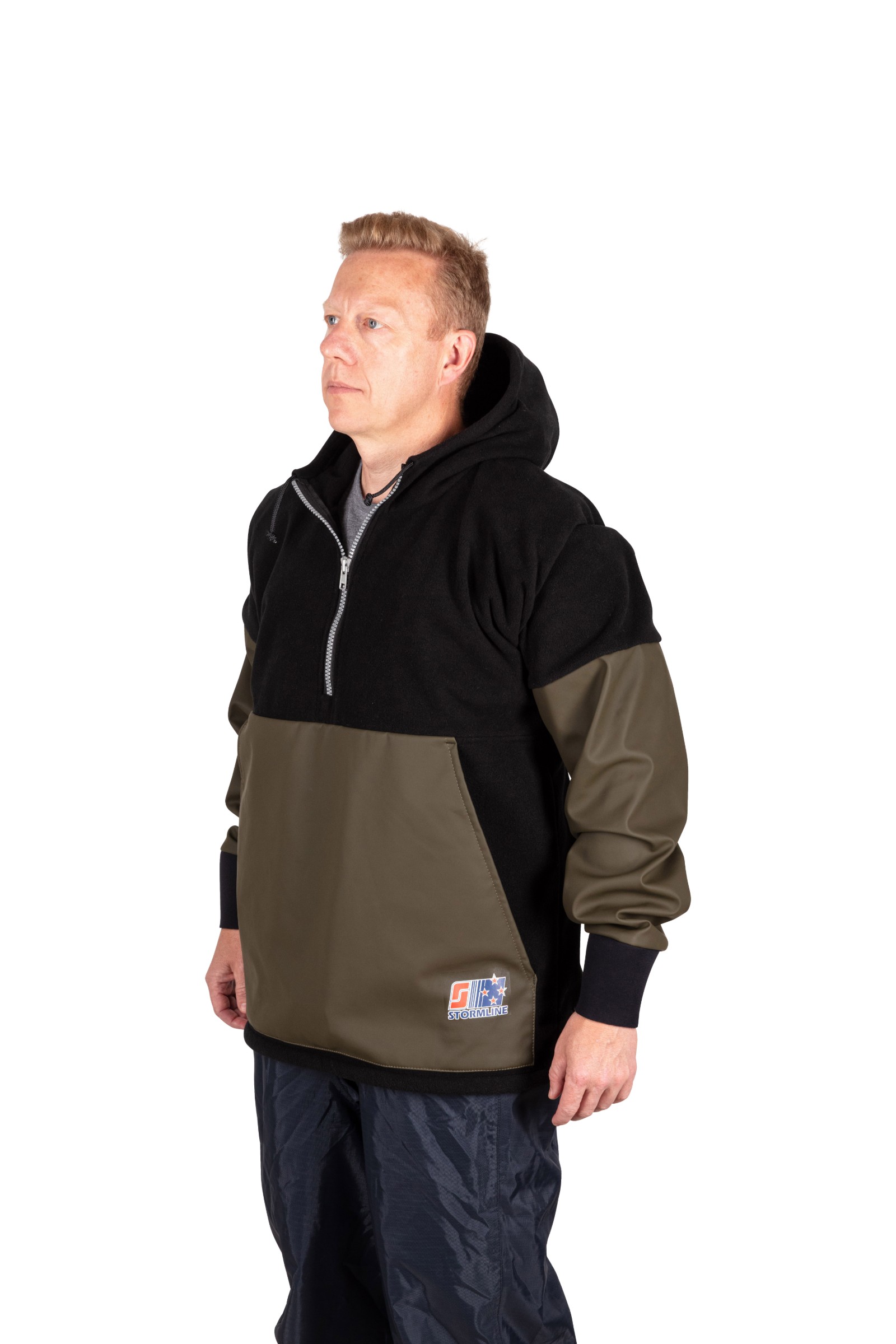 Homme portant la vareuse Atlantic 810, vue de trois quarts avec demi-zip et poche avant