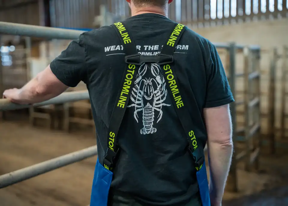 Back of the Stormline 999ST heavy-duty PVC apron showing the elastic braces and back divider, for milking, meat works and washdown in NZ